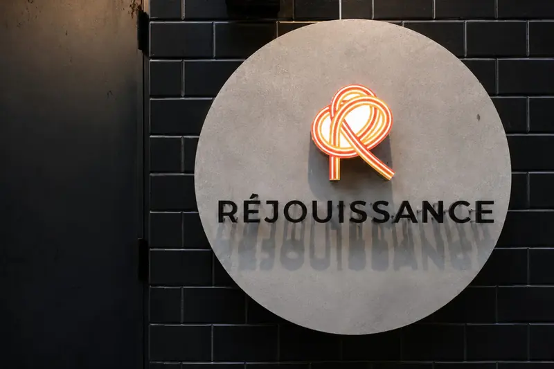 RÉJOUISSANCEの店名を掲げた外観サイン